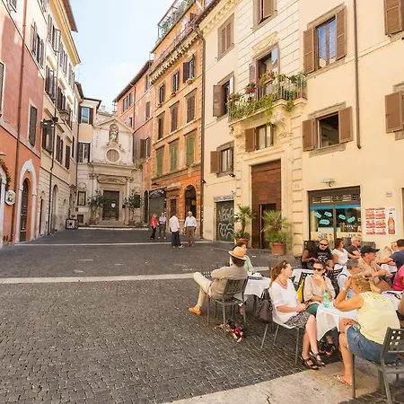 The Spanish Campo De' Fiori Couette-café