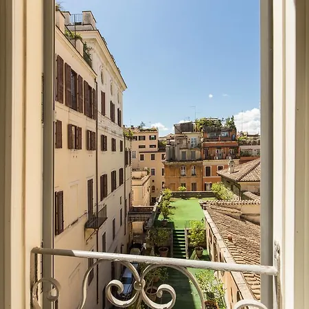 The Spanish Campo De' Fiori Couette-café